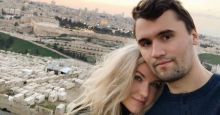 إريكا كيرك تشارك بالدموع الجزء الأصعب من كل يوم بعد وفاة تشارلي كيرك (حصريًا)