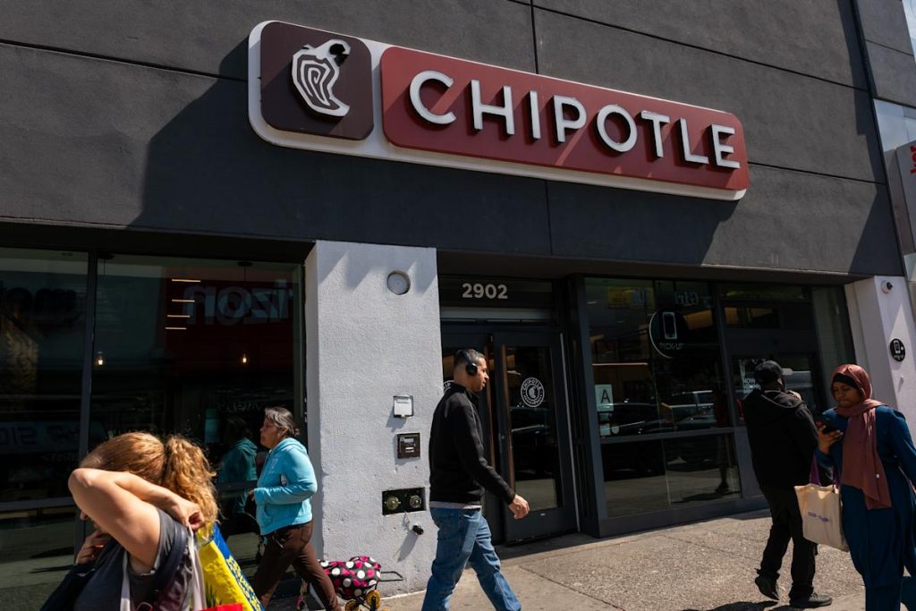 الجيل Z يتعرض لضغوط مالية. السلاسل السريعة غير الرسمية تتحمل العبء الأكبر.