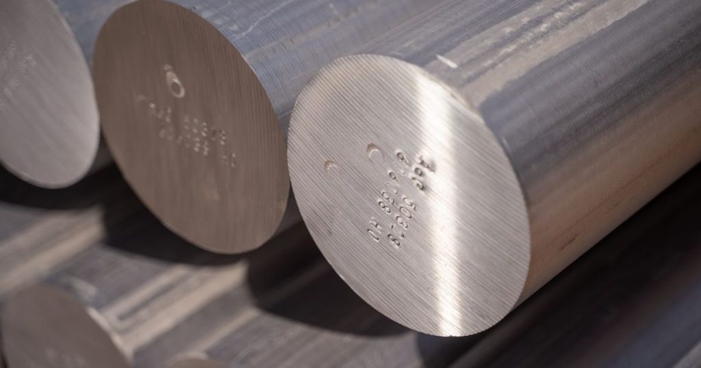 سعر الألمنيوم قرب أعلى مستوى في عام مع تقلص المعروض