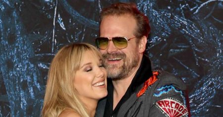 ما قاله ميلي بوبي براون وديفيد هاربور عن العمل معًا في “أشياء غريبة”