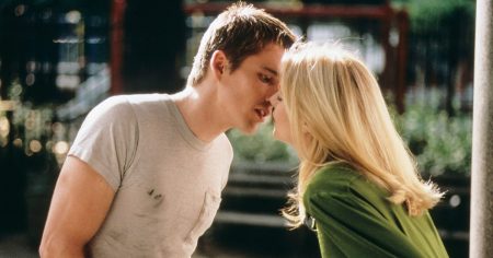 لقد أضافت Hulu للتو هذه الرومانسية التي تم الاستخفاف بها في التسعينيات والتي لا أحد يعرف عنها