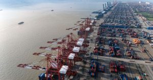 الصادرات الصينية تتراجع بشكل مفاجئ لأول مرة منذ فبراير