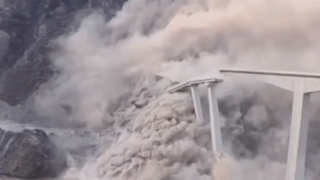 انهيار جسر صيني جديد في مقاطعة سيتشوان بالقرب من بناء الطريق السريع