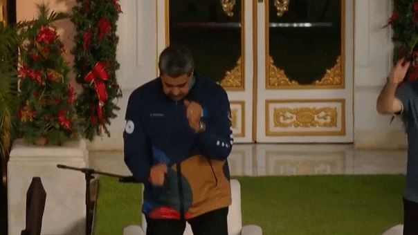 مادورو يؤدي رقصة في فنزويلا وسط توترات عسكرية أمريكية وعقوبات.