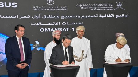 عُمان تتفق مع إيرباص لتصنيع أول قمر صناعي للاتصالات