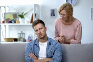 نصيحة آبي: كيف نطلب من ابننا البالغ 20 عامًا الانتقال؟