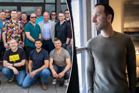 تعرف على الرجال المتزوجين الذين، مثل كيث أوربان، خرجوا من زيجاتهم التي استمرت لعقود من الزمن – والرجل الذي جعل من إرشادهم مهنة.