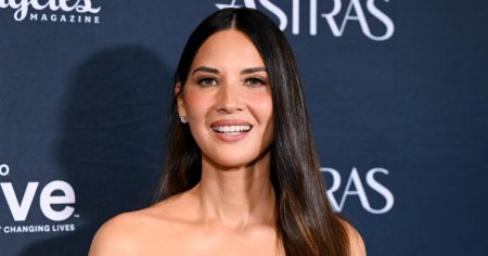 حقيبة أوليفيا مان من جلد الغزال المترهلة تحمل كل شيء عمليًا – هذه الحقيبة التي تبلغ قيمتها 27 دولارًا تمنحك المظهر