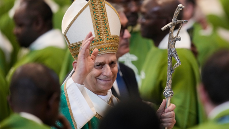 البابا ليو الرابع عشر يؤيد أساقفة الولايات المتحدة في إدانتهم مداهمات الهجرة (immigration sweeps) لترامب.