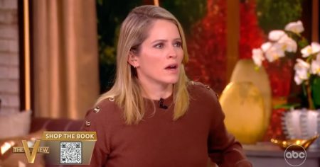 سارة هاينز تطلق عبارات نابية على الهواء بعد كشف أوز بيرلمان (Oz Pearlman) عن رقم بطاقتها.