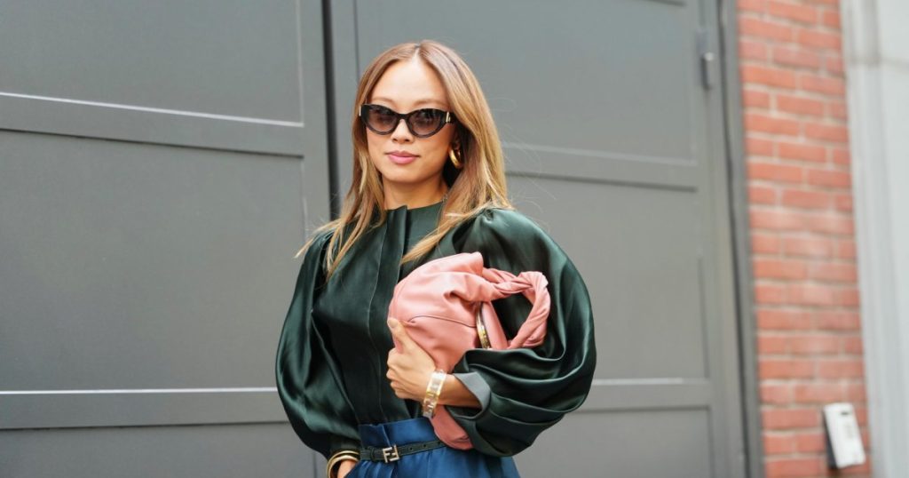 ستبدو مثل أم هامبتونز الغنية في نهاية المطاف بهذه القمصان الخريفية الفضفاضة – بدءًا من 13 دولارًا