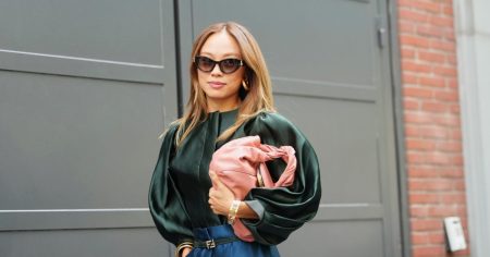 ستبدو مثل أم هامبتونز الغنية في نهاية المطاف بهذه القمصان الخريفية الفضفاضة – بدءًا من 13 دولارًا