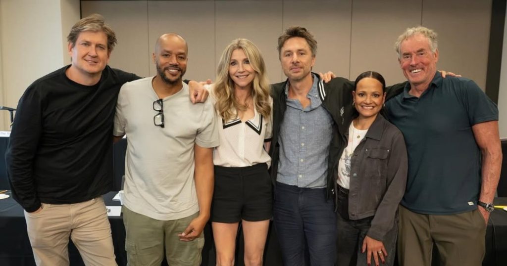 جون س. ماكغينلي يقول إن لم شمل طاقم ‘Scrubs’ لإعادة تشغيل جديدة كان “مثل ركوب الدراجة”