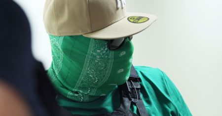 مكتب التحقيقات الفيدرالي يحذر من المجرمين الذين يتظاهرون بأنهم ICE، ويحث الوكلاء على تحديد هوية أنفسهم