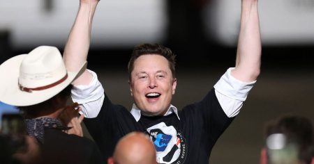 “تسلا” تقر حزمة تعويضات لإيلون ماسك قد تجعله أول تريليونير في التاريخ