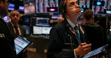 أسهم الرقائق تفقد نصف تريليون دولار في موجة بيع بسبب تقييمات الذكاء الاصطناعي