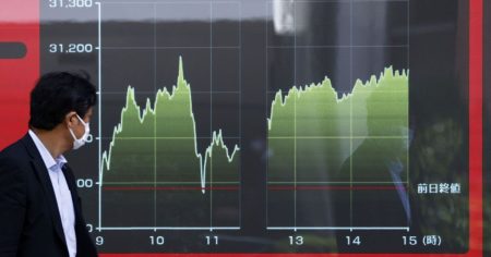 الأسهم العالمية تقترب من مستويات قياسية بعد إنهاء الإغلاق الأميركي