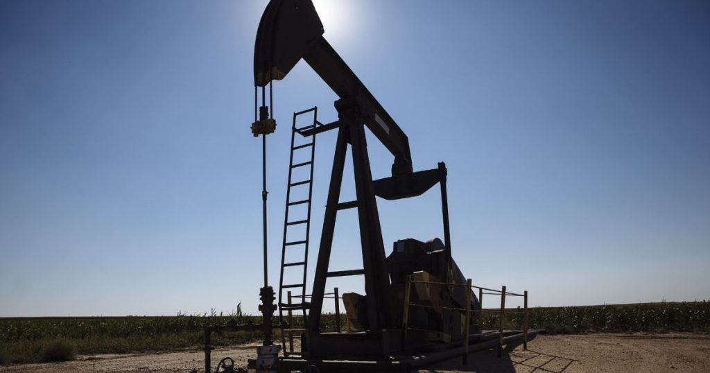 أسعار النفط تتراجع مع تسجيل المخزونات الأميركية أكبر ارتفاع منذ يوليو