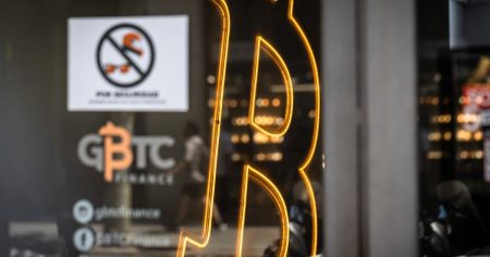 ضربة للعملات المشفرة بعد مبيعات بـ45 مليار دولار لحيتان بتكوين