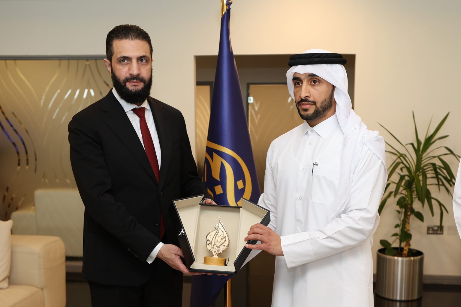 الشرع يزور مقر شبكة الجزيرة في قطر