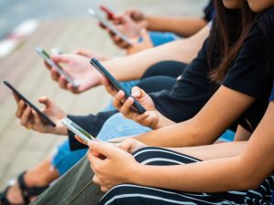 حظر أستراليا وسائل التواصل بالنسبة لصغار السن فرصة لفهم تأثيرها على أدمغتهم