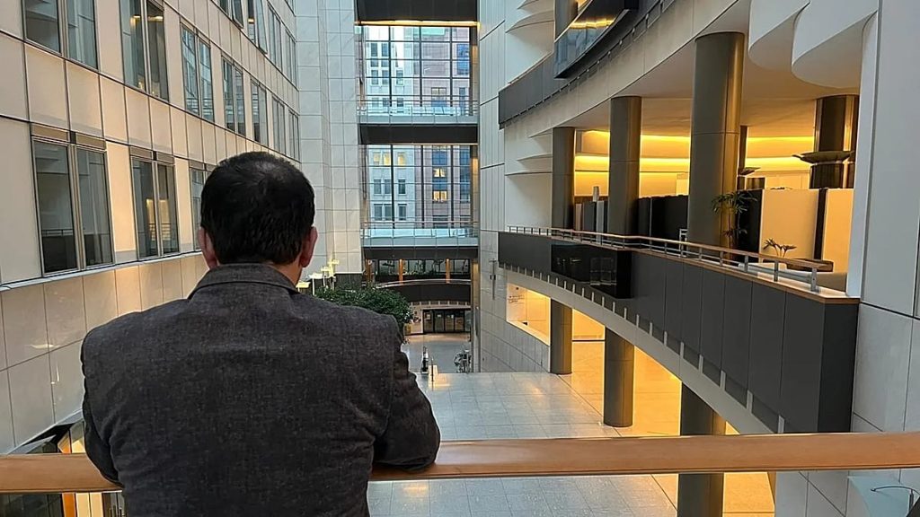 توني كومين: لقاء مع عضو البرلمان الأوروبي (MEP) المعيش في حالة قانونية غامضة.