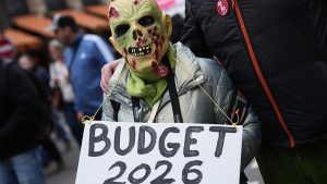 تنظم النقابات الفرنسية إضرابات جديدة احتجاجًا على خطة الميزانية وسط تراجع الإقبال الوطني.