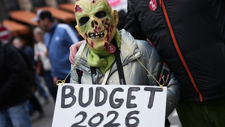 تنظم النقابات الفرنسية إضرابات جديدة احتجاجًا على خطة الميزانية وسط تراجع الإقبال الوطني.