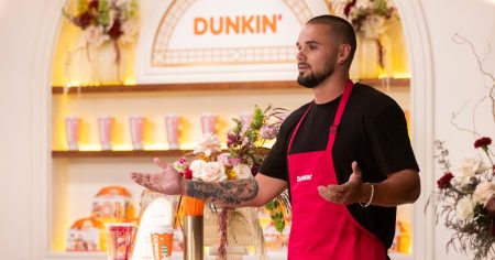 نجم برنامج “The Secret Lives of Mormon Wives” تشيس ماكورتير يسخر من اعتقاله بتهمة القيادة تحت تأثير الكحول باستخدام الحافلة.