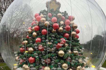 فندق يعرض شجرة عيد الميلاد (Christmas tree) بارتفاع 25 قدمًا مصنوعة من 100 ألف بالون.