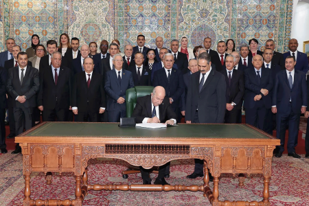 الرئيس الجزائري يوقع على أكبر موازنة بتاريخ البلاد