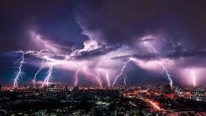 الأرصاد تطلق صافرة الإنذار| إحذروا حبات البرد وضربات البرق غداً