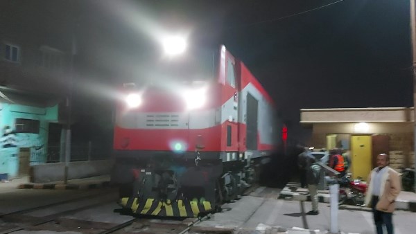 فتح الحركة أمام القطارات بعد رفع الحاويات من أعلى السكة الحديد بطوخ