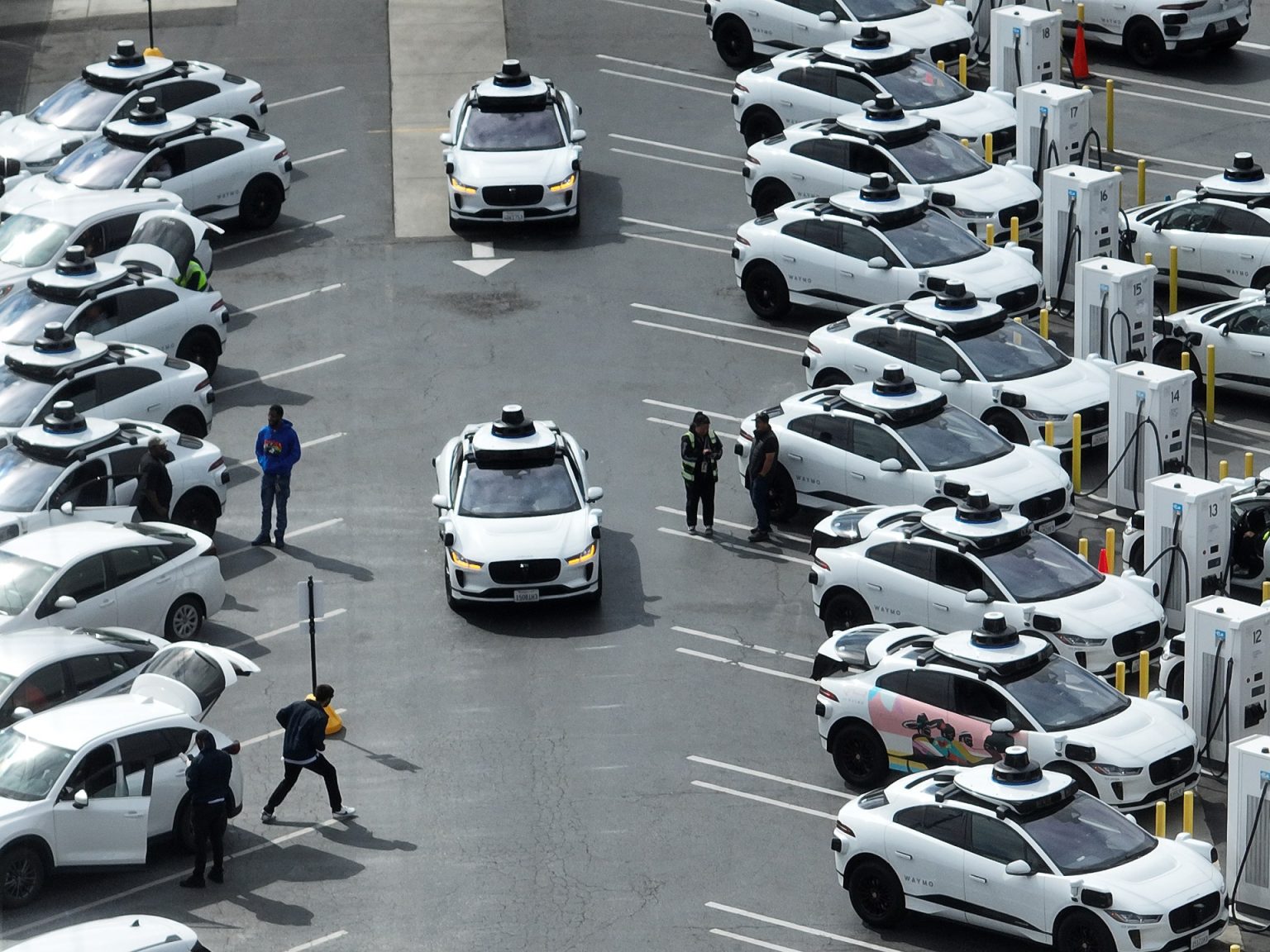 لماذا توقفت السيارات ذاتية القيادة في منتصف الطريق فجأة؟