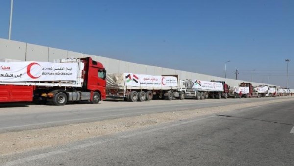 تحرك شاحنات القافلة الـ 96 من المساعدات الإنسانية تمهيدا لدخولها من مصر إلى غزة