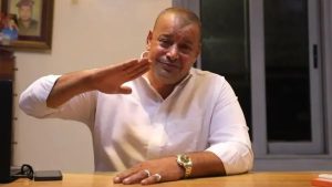 من المستشفى إلى الشارع| شقيق ناصر البرنس يفترش الرصيف بعد محاولة إحــ.ــراق نفسه.. وشهود يكشفون التفاصيل