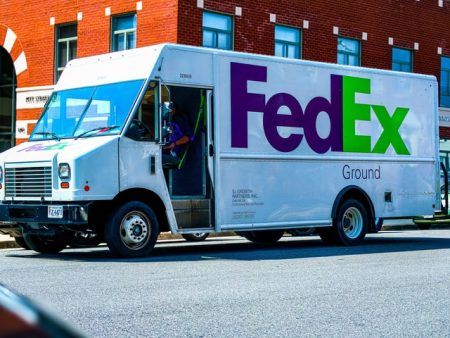 جيم كرامر يرى أن شركة فيديكس (FedEx) مُحملة بطاقة كامنة.