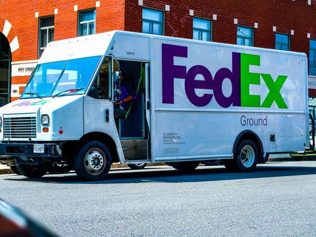جيم كرامر يرى أن شركة فيديكس (FedEx) مُحملة بطاقة كامنة.