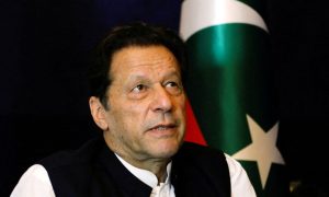 السجن 17 عاماً لعمران خان وزوجته بقضية فساد في باكستان