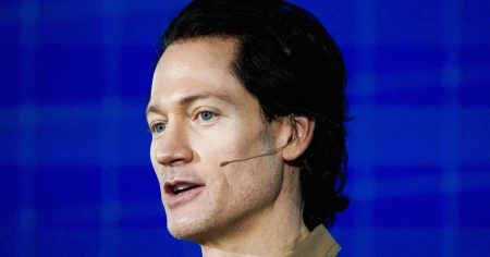 برايان جونسون يكتشف فطرًا مُهلوسًا (Shrooms) ويرغب في مشاركة ذلك.