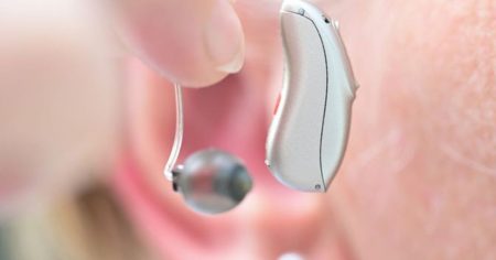 هكذا تحافظ على كفاءة سماعة الأذن الطبية في الشتاء