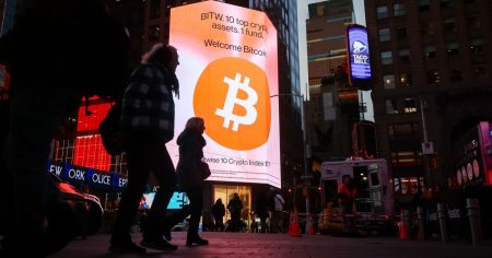 الخروج الجماعي الصامت من “بتكوين” يضغط على العملات المشفرة