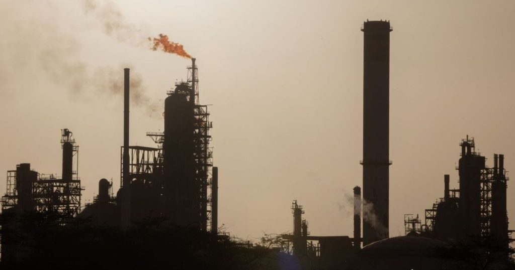 النفط يواصل تحقيق المكاسب مع تصاعد التوترات الأميركية مع فنزويلا