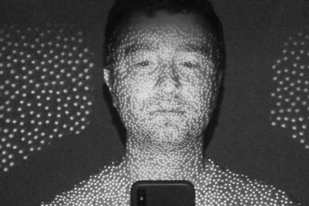 الجزيرة تحلل ومضات آيفون الغامضة: هل فعلا يتم تصوير المستخدم دون علمه؟