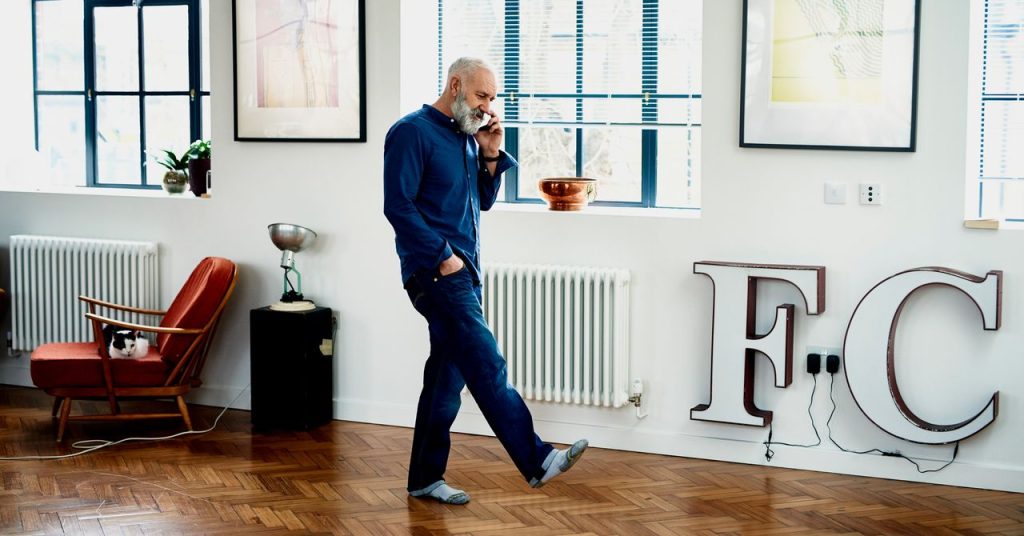 كيفية إعداد هاتف ذكي لأفراد الأسرة المسنين.