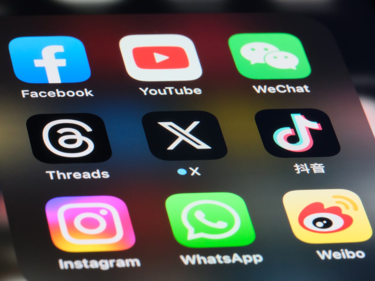 موجة عالمية لحظر وصول المراهقين لمنصات التواصل والبداية من أستراليا