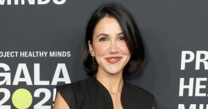 كات ستيكلر تفصّل حادثة كادِت أن تحدث في فستان من أمازون: “سعره 12 دولارًا فقط.”