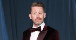 ماكولي كالكين يشرح أسباب اعتزاله التمثيل في سن 14 على (SmartLess).