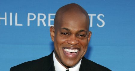 توفي الموسيقي مايكل سايكس عن 71 عامًا بعد طعنه في منزله.