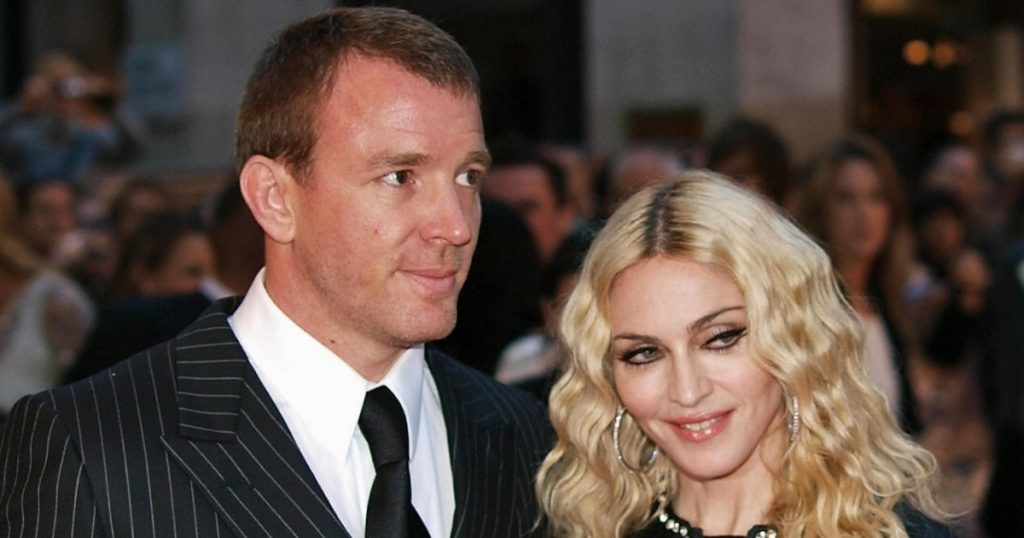 مادونا وغاري أندرسون يجتمعان للمرة الأولى منذ 17 عامًا في معرض (Art Exhibition) ابنهما روكو.